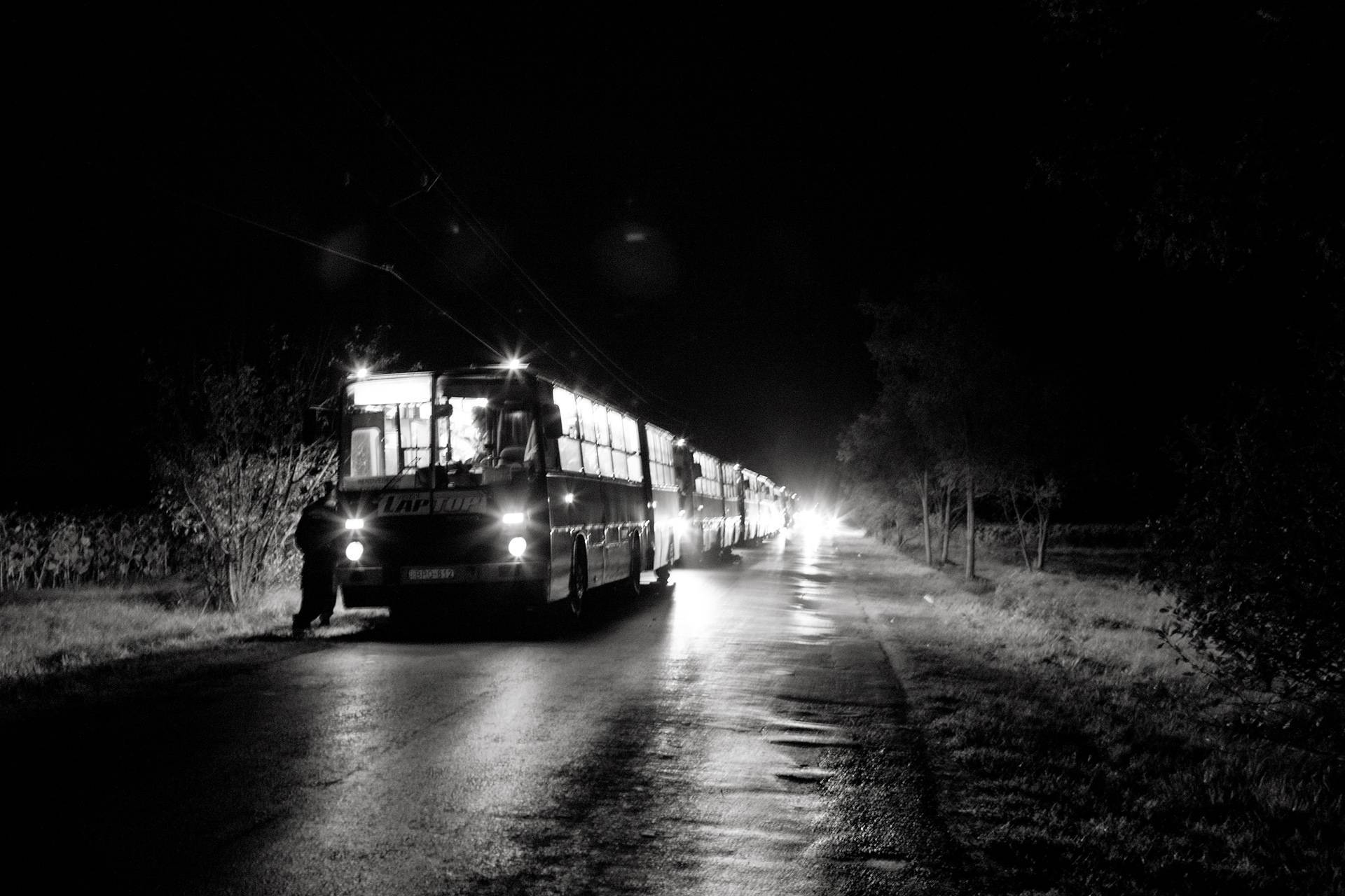  15. September 2015, Röszke, Ungarn. Geflüchtete werden von ungarischen Polizeikräften mehr als vier Stunden in Busse festgehalten bevor sie auf den letzten Zug gelassen werden, der sie in Richtung Österreich transportieren wird.